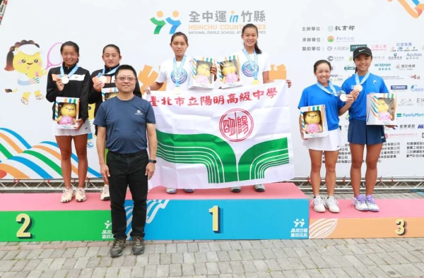 網協副理事長楊蔚萌替國女雙打前三名頒獎。四維體育推廣教育基金會提供