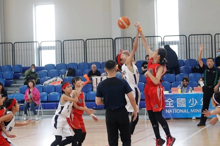 東興vs.南港戰得十分激烈。姚瑞宸攝
