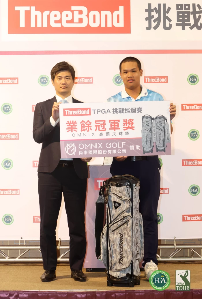 threebond 香港有限公司台灣分公司總經理泰地宏和頒冠軍獎品給業餘選手許柏丞(右)。鍾豐榮攝影