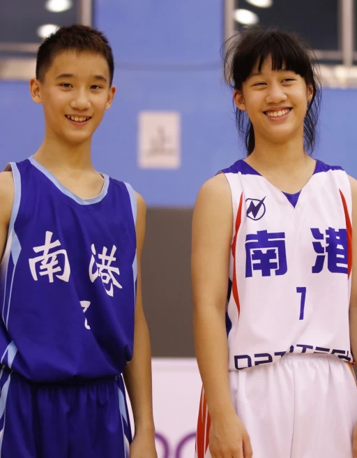 張念慈(右)、張奕翔雙胞胎姊弟在雙雙奪冠後合照。姚瑞宸攝