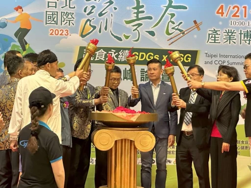 超馬老爹羅維銘(左1)點燃聖火傳承和平。官方提供