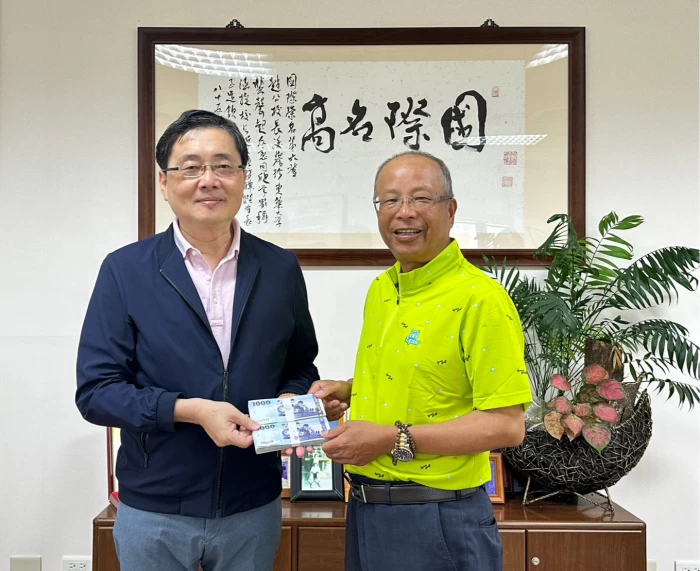 在地企業家富敦建設林玉富董事長(右)，響應趙涵㨗校長(左)推展高球的號召，慨捐20萬現金做為比賽費用。大專體總高球委員會提供