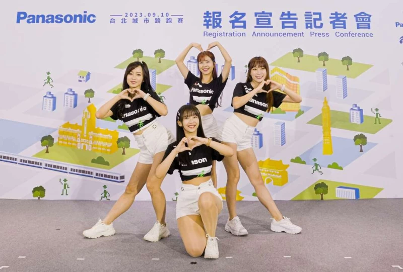 女孩賴可、心璇、丹丹、奶昔帶來精彩的熱舞,同時向大家展示台北城市路跑賽的新款T。官方提供