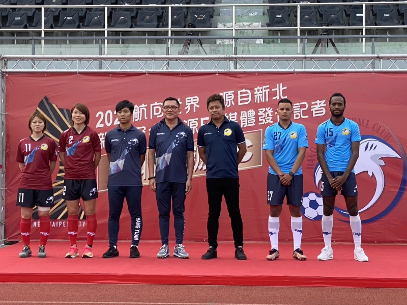 新北航源fc足球隊2023全新賽季加入4名外籍球員男足(右一)印尼籍usmandiarra aidil、(右二)瓜地馬拉籍gera羅獅誠、女足(左一)田中美和miwa(左二)玉村如捺 yukina。官方提供