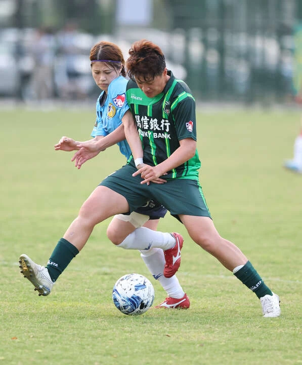 陽信10號前鋒李綉琴拚力爭球。高雄運發局提供