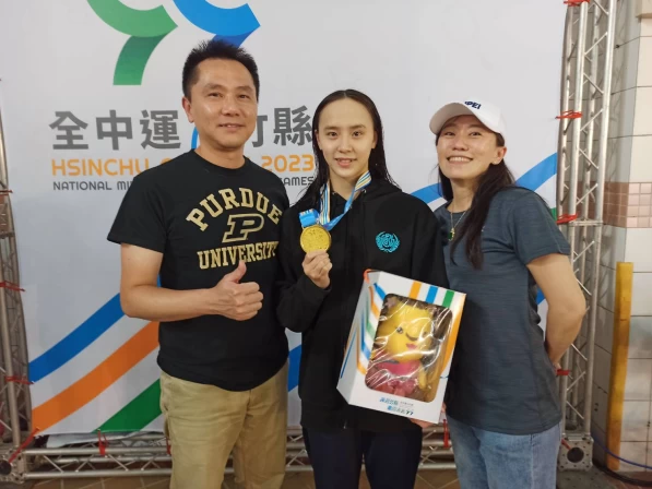 林媽媽(右)開啟家嫻的游泳之路。詹健全攝