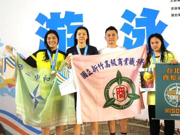 廖祐菲(左2)意外打敗仰后吳以恩後摘金。詹健全攝