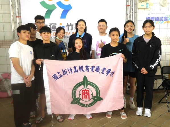 廖祐菲摘下高女組首金後與隊友開心合照。詹健全攝
