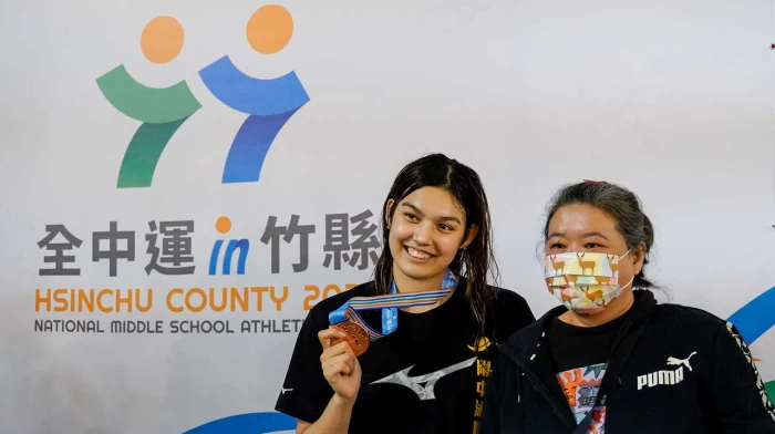 寒莎娜得牌後開心與媽媽合照。官方提供