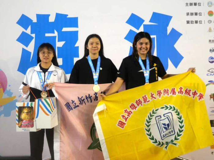 寒莎娜(右1)拿下高女100自銅牌。李天助攝