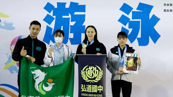 1林家嫻(右2)拿下全中運個第6金，教練曾昱誠(左)擁有全中運國男個人最長紀錄。徐壐鎧攝