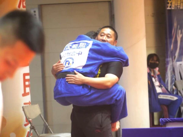 屏東枋寮高中沈奕熙在完成二連霸後,跳到父親兼教練沈家成的身上慶祝。詹健全攝