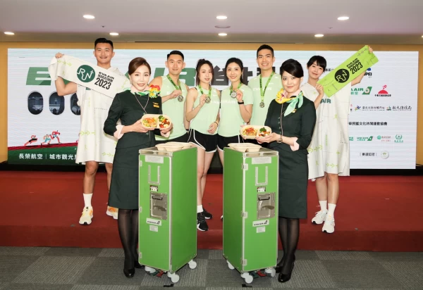 長榮航空城市觀光馬拉松今年一樣準備豐富好禮送給跑者,賽衣採用環保纖維材質,利用塑料回收整理後製成,減輕環境負擔。長榮航空提供