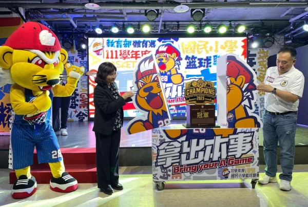 教育部體育署學校體育組潘婉馨副組長(左)與中華民國少年籃球發展協會陳正玄理事長(右)共同揭開全國決賽冠軍獎盃。官方提供