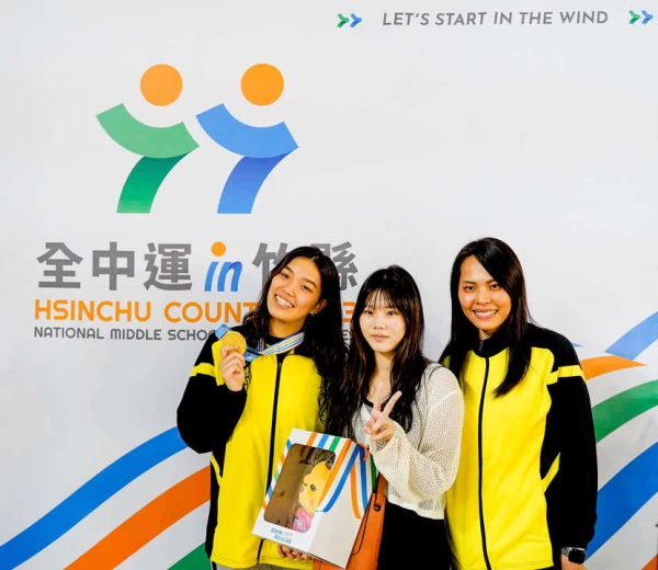 雖然心情苦悶,但吳以恩(左1)還是擠出笑容拍照。徐壐鎧攝