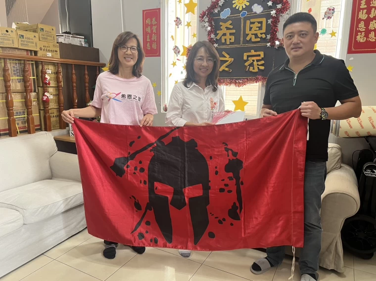 享溫馨ktv集團總經理李奇霖(右)前往高雄希恩之家捐款。官方提供