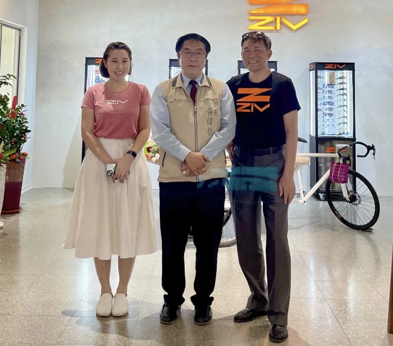 台南市市長黃偉哲蒞臨,ziv將軍驛站開幕活動。(左起) ziv運動眼鏡品牌代表 李夢珊、台南市市長黃偉哲和ziv運動眼鏡董事長陳本偉。官方提供