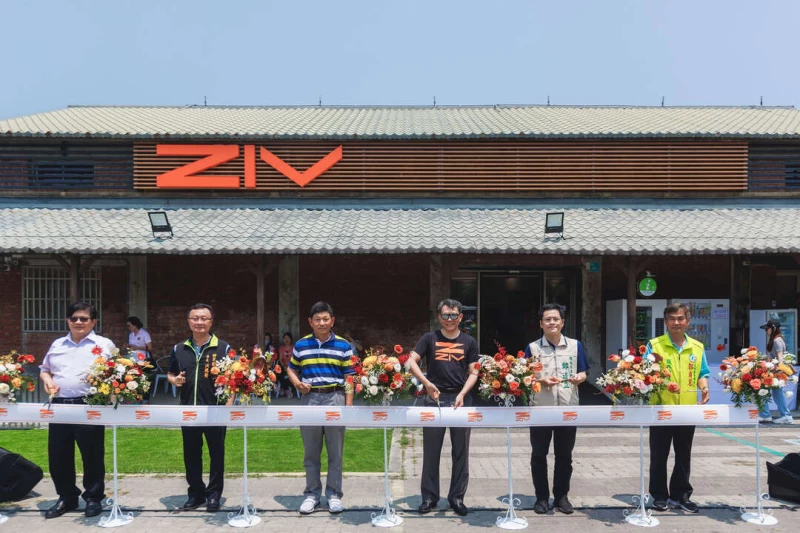 ziv將軍驛站開幕剪綵,(左起)台南將軍區農會總幹事林彥良、台南將軍區區長洪聰發、台南將軍區農會理事長黃寶億、ziv運動眼鏡董事長陳本偉。官方提供