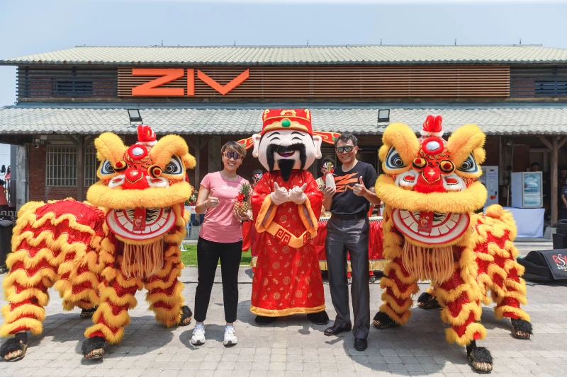 ziv將軍驛站開幕活動,(左起)ziv將軍驛站經理傅詩茵、ziv運動眼鏡董事長 陳本偉。官方提供