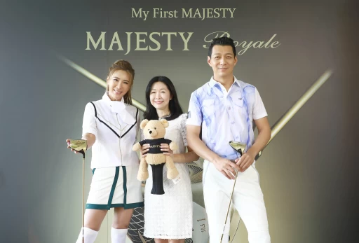 majesty總經理vicky攜手品牌好友胡小禎與聶雲手上拿著全新 royale皇家系列球桿,搭配精細的典雅格紋展現majesty日系工藝的精湛之處。官方提供