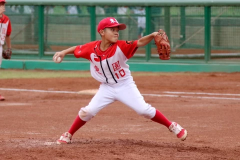 東園先發黃岳豪獨撐6局又擊出再見安打。大會提供