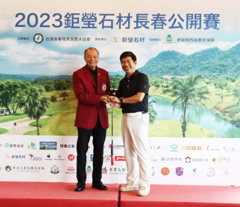 謝敏男贈予紀念推桿給吳狄釗。官方提供