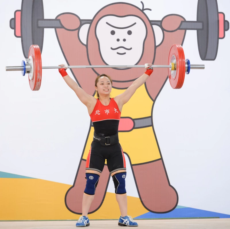 女子49kg 北市大學 林呈璟 舉重破紀錄奪下冠軍 。大會提供