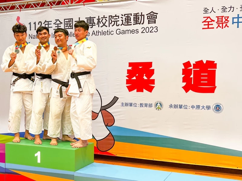 全大運公開男子組第五級金牌台灣體大張巍逞(左2)。王筑攝影