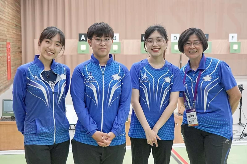 國體大教練陳秋燕與劉恆妤、李苡瑄、劉皓甄。大會提供