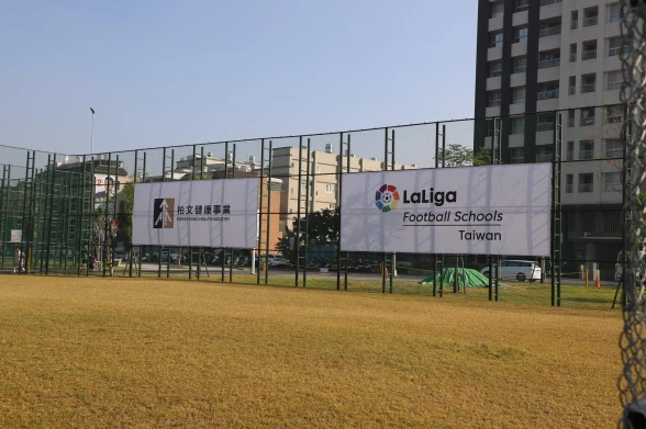 新落成的高雄楠梓文中足球場。（健身工廠提供）