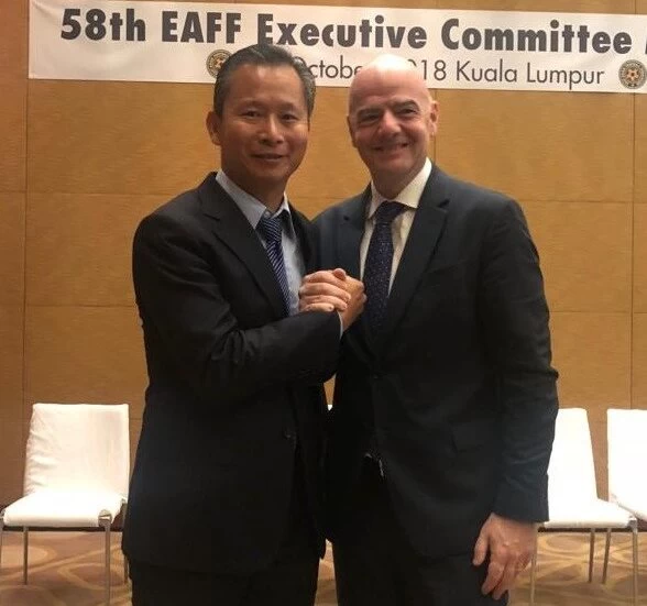 中華足協副理事長王筱薰與FIFA主席伊凡提諾合影。(王筱薰提供)