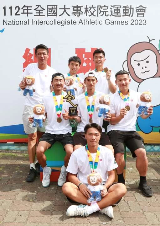 台師大在112全大運網球公開組男團摘金,衛冕成功。四維體育推廣教育基金會提供
