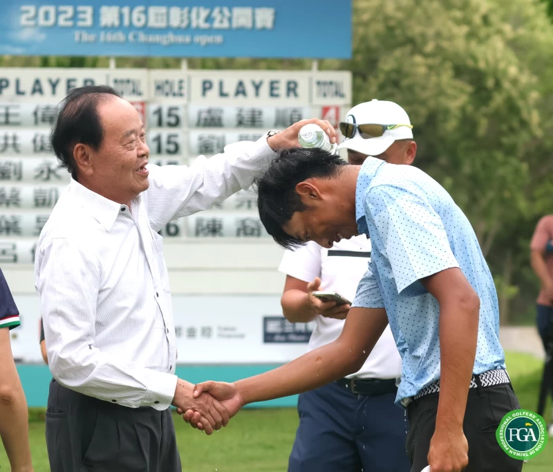 彰化球場董事長林賜農(左)為冠軍得主王偉軒澆水祝賀。鍾豐榮攝影