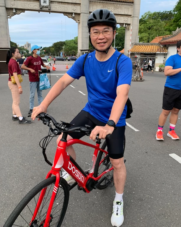 高雄市運發局局長侯尊堯騎乘節能電輔車參加活動。官方提供
