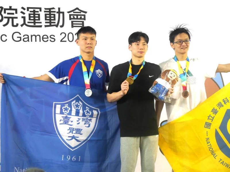 王冠闳(中)成台灣首位拿到巴黎奧運門票的泳將。詹健全攝