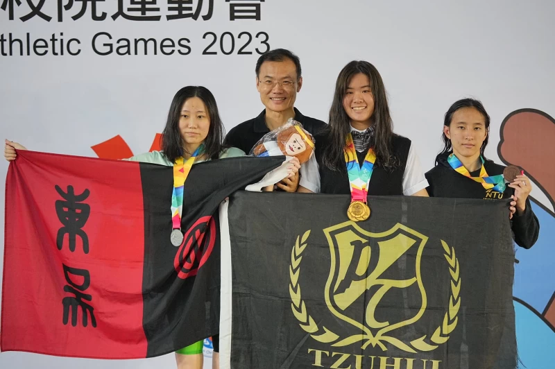 一般女子組 50 公尺自由式前三名得主。大會提供