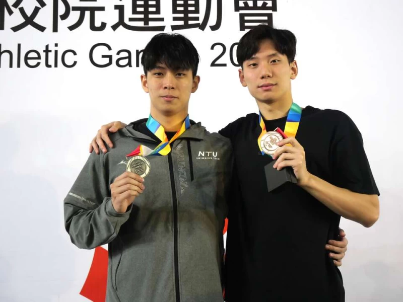 王冠閎(右)站在凸台上才跟哥哥李冠成身高相當。大會提供