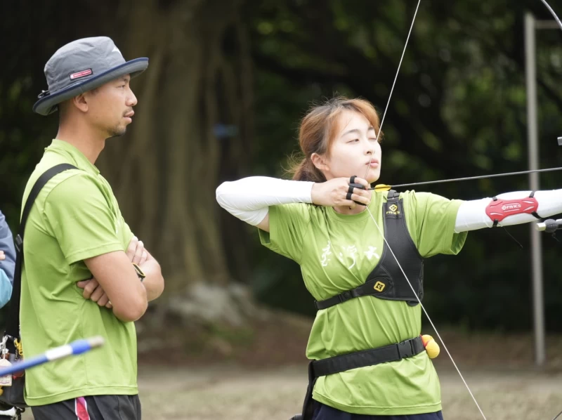 奧運國手、亞運金牌射手魏均珩(左)，目前擔任臺灣大學射箭隊教練。大會提供