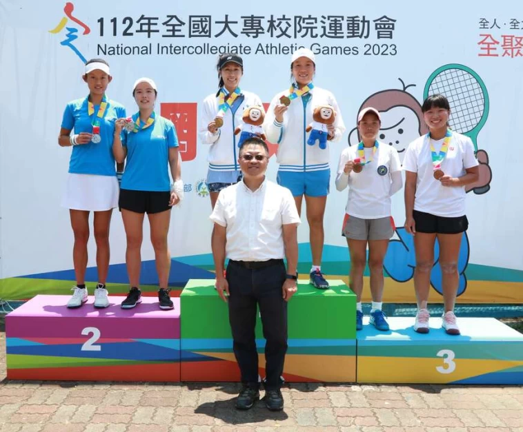 網協副理事長楊蔚萌替女雙前三名頒獎。四維體育推廣教育基金會提供