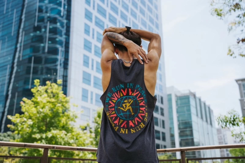 全新「run in peace」系列服飾，融入多彩元素圖騰，陪伴跑者放下煩惱一起用跑步釋放壓力。官方提供