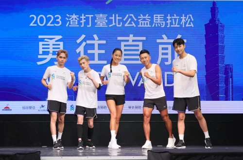 原子少年成員江尚儒(右起)、極地超級馬拉松運動員陳彥博、陽光女神王麗雅及原子少年成員唐立杰、陳水豐，擔任渣打臺北公益馬拉松活動大使。官方提供