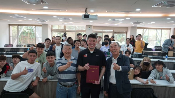 中華男籃隊新科總教練桑茂森和世新學子分享幸福的課題。官方提供
