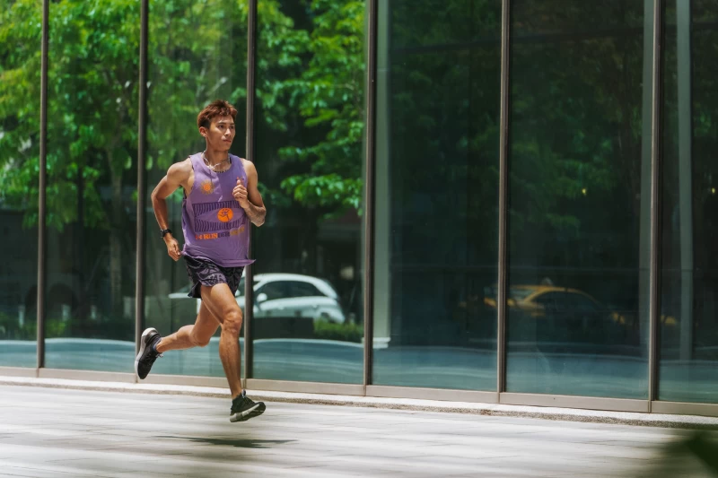 ua全新推出run in peace跑步系列服飾並特別邀請team ua ，跑步教練陳季暐搶先感受新品魅力。官方提供