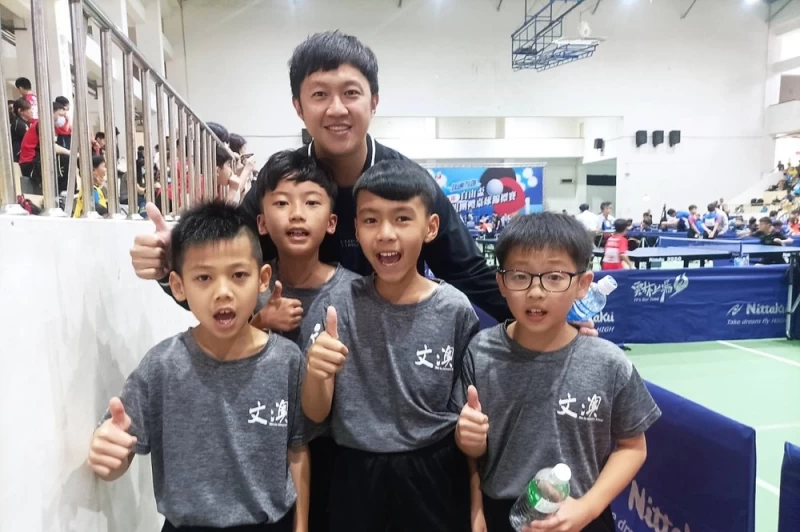 澎湖文澳國小教練張朝舜和郭瑋承(左起)、吳岳、許祐萌、許澄嘉4名小戰將。姚瑞宸攝