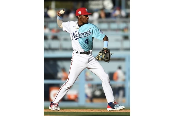 休士頓太空人總教練貝克(Dusty Baker)的兒子小貝克(Darren Baker)守備秀美技。法新社