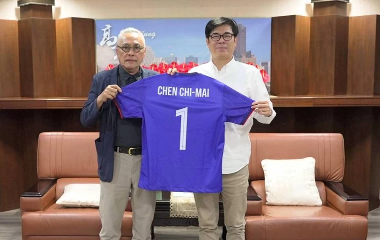 中華足協王麟祥(左)理事長致贈中華隊主場球衣予高雄市長陳其邁。足協提供