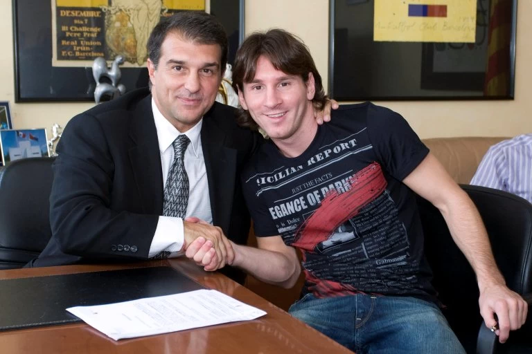 巴塞隆納主席拉波爾塔(Joan Laporta,左)與梅西關係密切。法新社