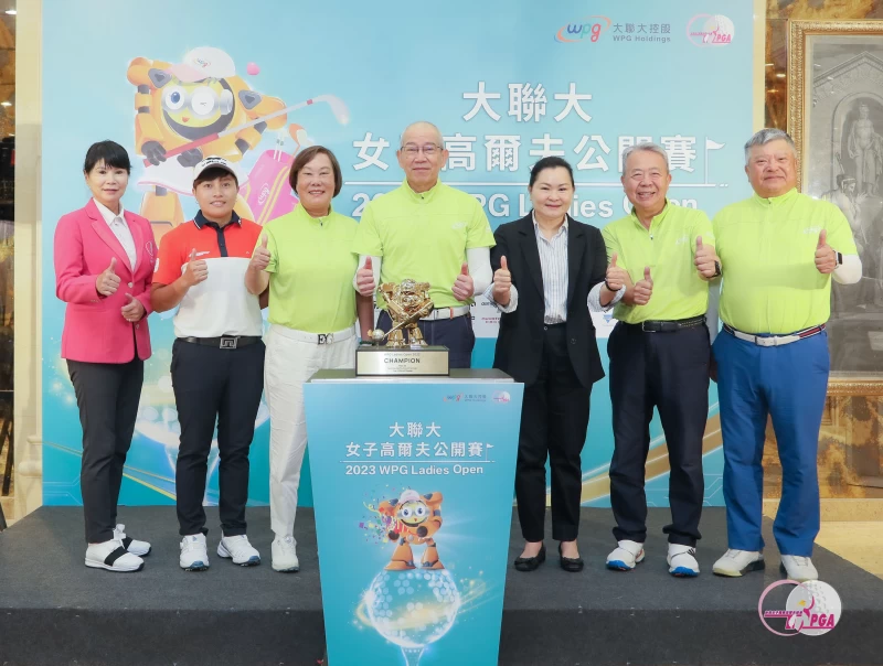 (左起)tlpga賽務總監駱淑禎、選手代表李欣、tlpga理事長劉依貞、大聯大控股董事長黃偉祥、揚昇高爾夫鄉村俱樂部總經理黃美蘭、大聯大控股執行長張蓉崗、大聯大品佳集團董事長陳國源。大會提供