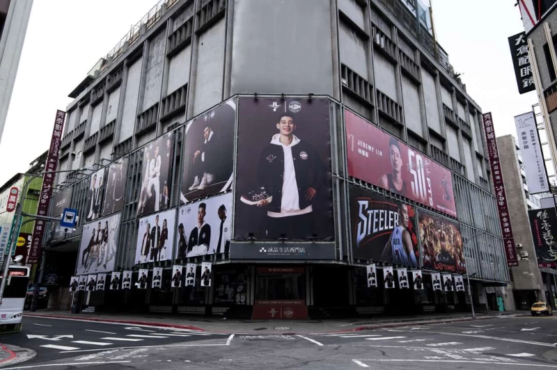 palladium為林書豪打造巨幅戶外看板,打palladium x jeremy lin林書豪聯名7號快閃店於誠品生活西門店1f盛大開幕。官方提供