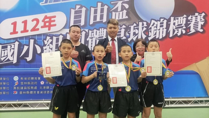 金門何浦國小奪得自由盃男生11歲組團體冠軍。姚瑞宸攝